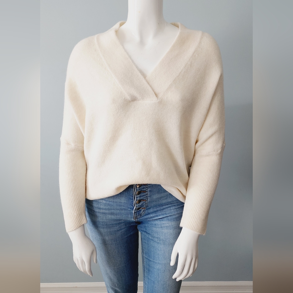 [X & 1X] NWT DEX Plus Ivory V-Neck Sweater